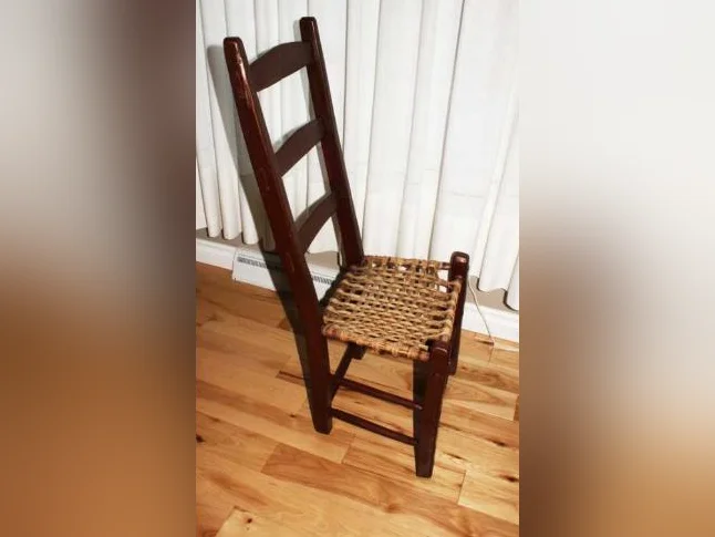 Chaise paysanne rustique (1880-1930), 20$, livré si… thumbnail 2