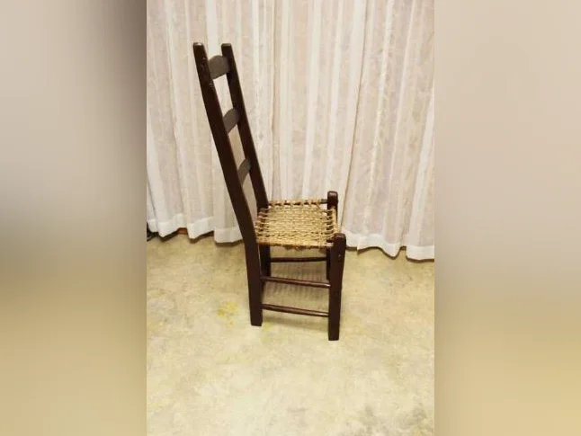 Chaise paysanne rustique (1880-1930), 20$, livré si… thumbnail 3
