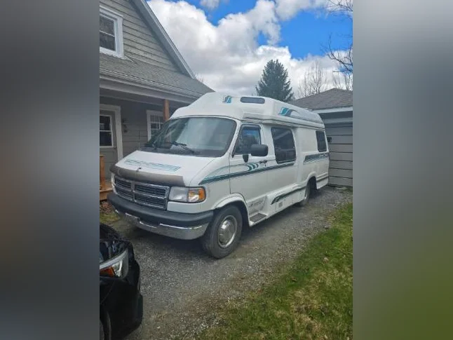 *** 1996 Dodge Leisure Travel Wide Body 104,500 Km immatriculée et assurée ***