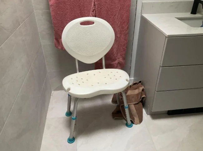 Banc douche personne mobilité réduite