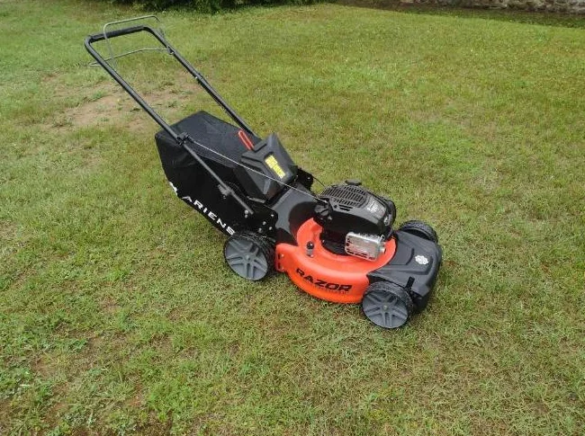 Tondeuse a gazon autopropulsé ARIENS 7,25EXI 163cc ou 7.25 hp 21'' de coupe presque neuve