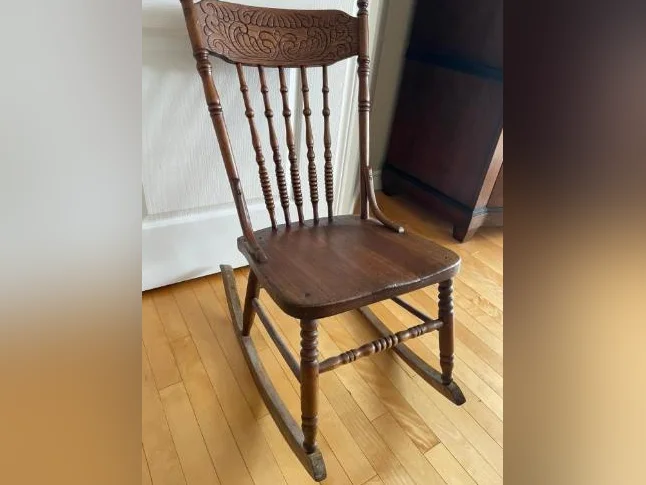 Chaise berçante antique ( tricoteuse)