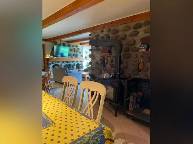 Chalet isolé avec cascade thumbnail 5