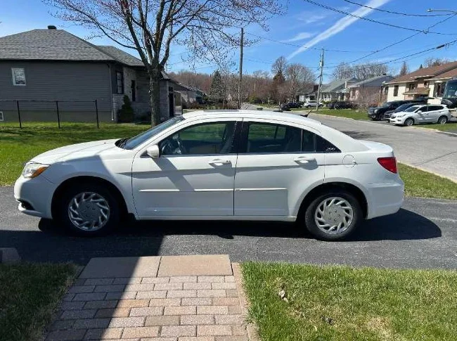 Particulier vend Chrysler 200 Touring 2011 V6 3.6L seulement 51545km