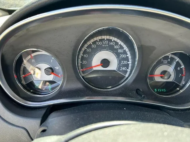 Particulier vend Chrysler 200 Touring 2011 V6 3.6L seulement 51545km thumbnail 4