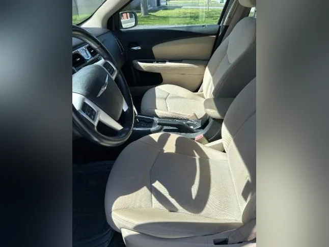 Particulier vend Chrysler 200 Touring 2011 V6 3.6L seulement 51545km thumbnail 2