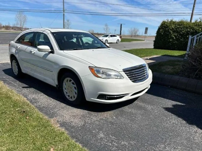 Particulier vend Chrysler 200 Touring 2011 V6 3.6L seulement 51545km thumbnail 7