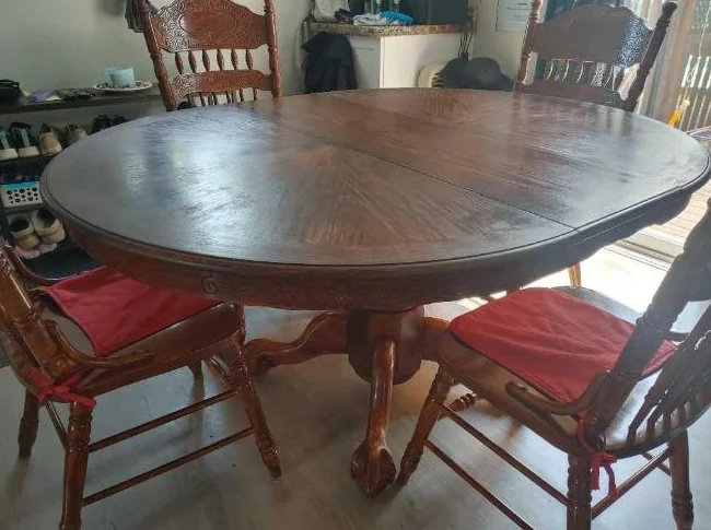 Superbe table style antique avec 6 chaises- FAITES VOTRE OFFRE