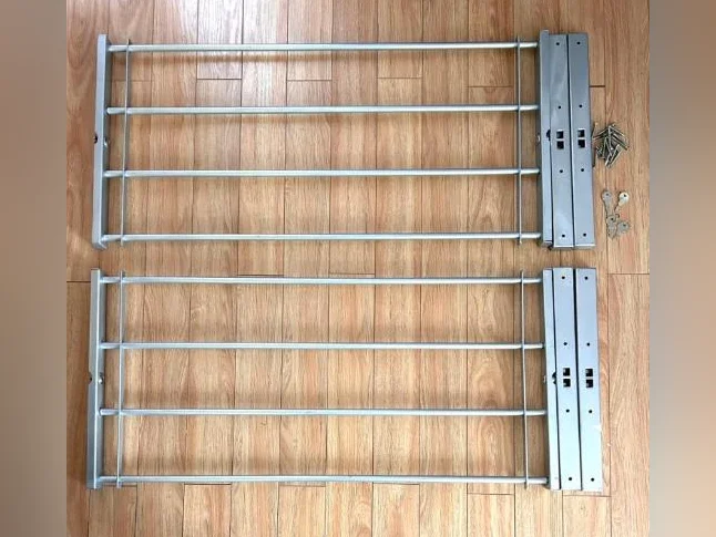 Barreaux antivol (2) avec clés pour fenêtre de sous-sol.