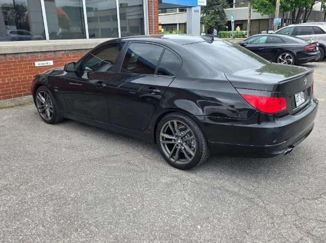 BMW 2010 528 Xi SEDAN thumbnail 3