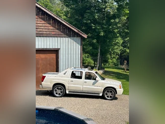 Cadilac escalade thumbnail 3