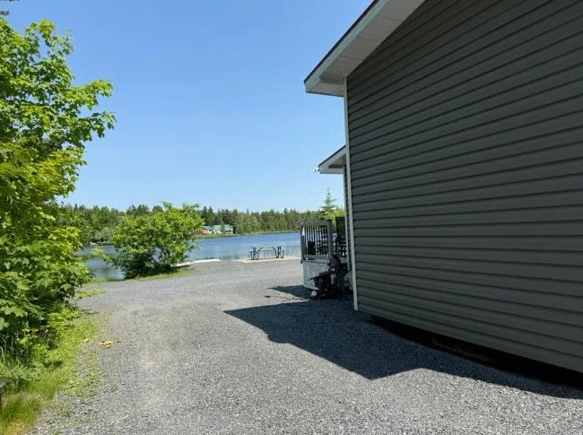 CHALET à vendre Clé en mains au bord de l'eau. thumbnail 3
