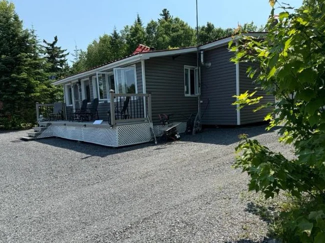 CHALET à vendre Clé en mains au bord de l'eau. thumbnail 2