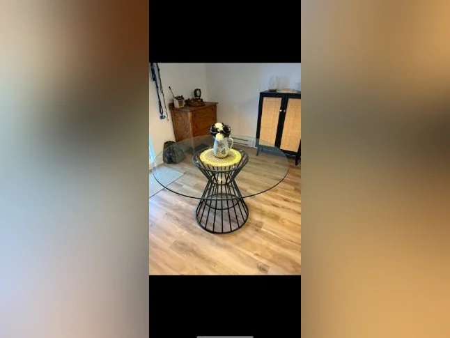 Table ronde en verre et fer forgé(presque neuve)