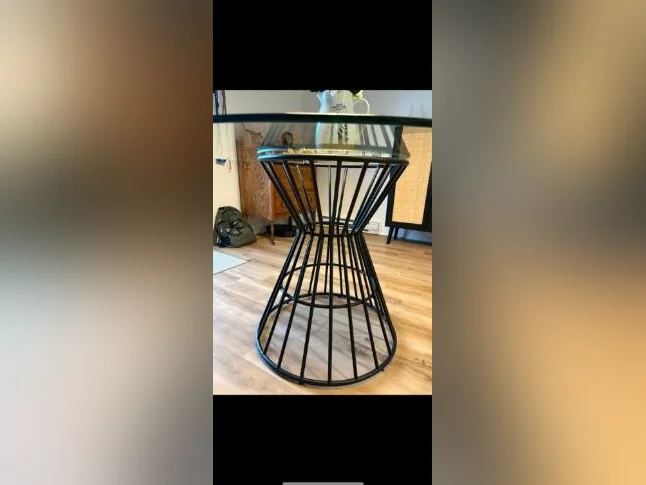 Table ronde en verre et fer forgé(presque neuve) thumbnail 2