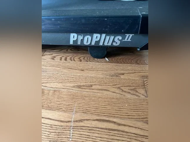 TAPIS ROULANT TRÈS PEU UTILISÉ VALEUR 2500$ POUR 239$ thumbnail 2