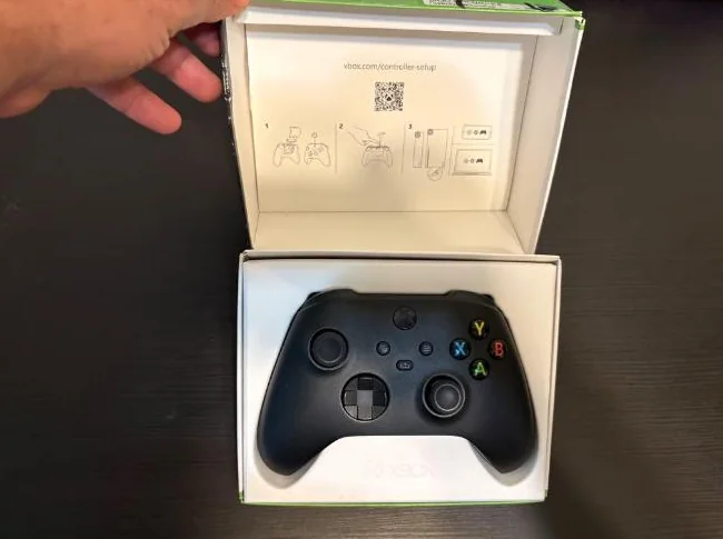 Xbox Core Wireless Gaming Controller thumbnail 2