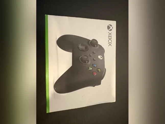 Xbox Core Wireless Gaming Controller thumbnail 3