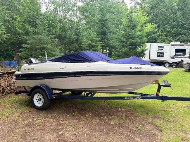 Bateau Fourwinns Freedom 170 2003 (17 pieds open deck) avec moter hors bord Jhonson 90 forces thumbnail 10