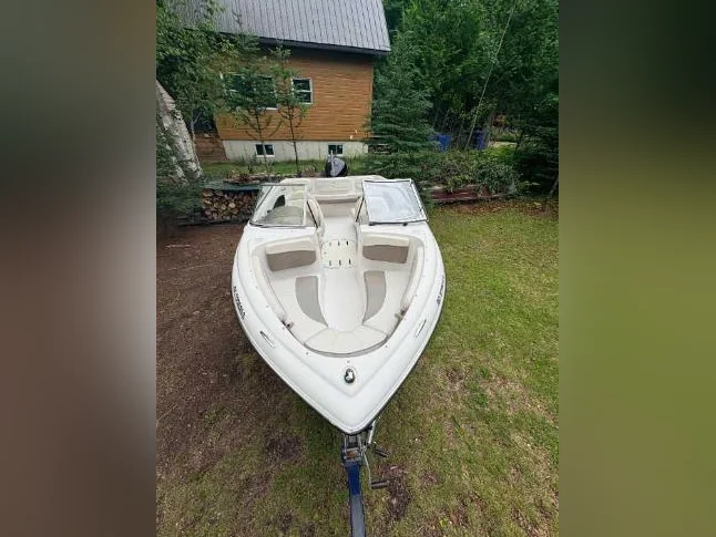 Bateau Fourwinns Freedom 170 2003 (17 pieds open deck) avec moter hors bord Jhonson 90 forces thumbnail 6