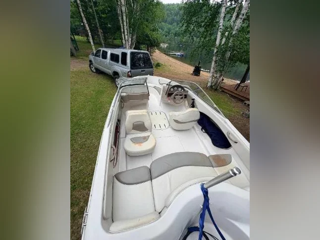 Bateau Fourwinns Freedom 170 2003 (17 pieds open deck) avec moter hors bord Jhonson 90 forces thumbnail 7