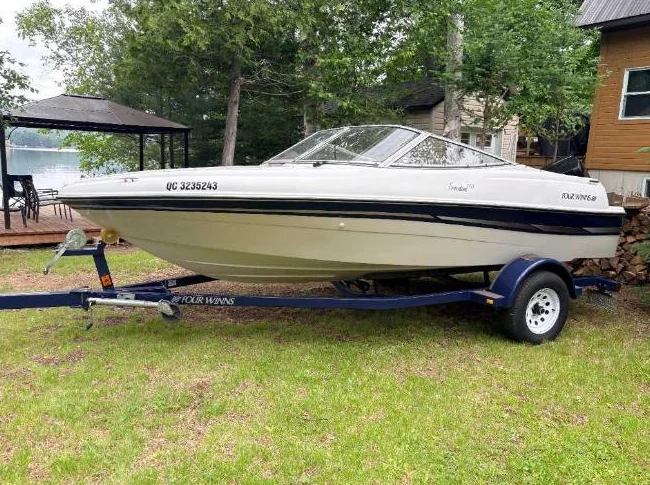 Bateau Fourwinns Freedom 170 2003 (17 pieds open deck) avec moter hors bord Jhonson 90 forces thumbnail 4