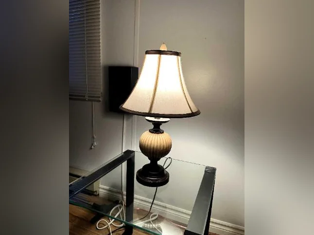 LAMPE DE TABLE