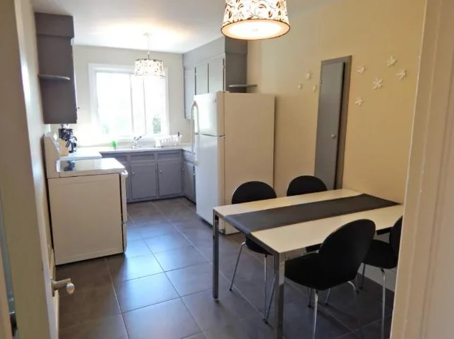 Logement 4 1/2 à louer meublé - SEPTEMBRE - face métro VIAU / dernier étage thumbnail 4