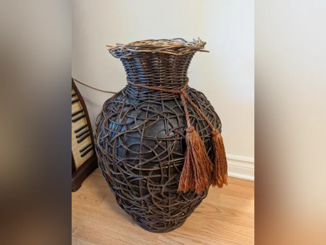 Vase en argile et en osier
