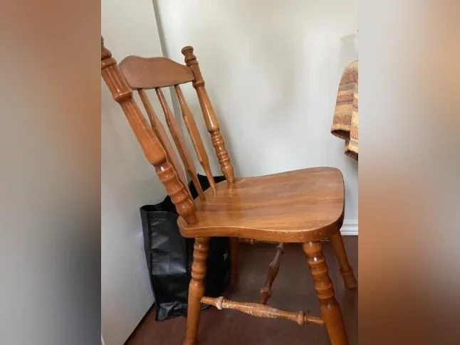 Table et chaises et 2 petits bureaux et une autre table en vitres