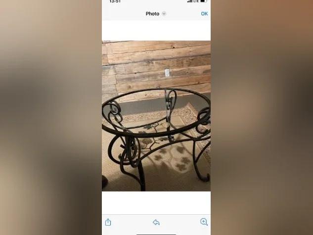 Table et chaises et 2 petits bureaux et une autre table en vitres thumbnail 4