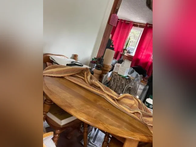 Table et chaises et 2 petits bureaux et une autre table en vitres thumbnail 2