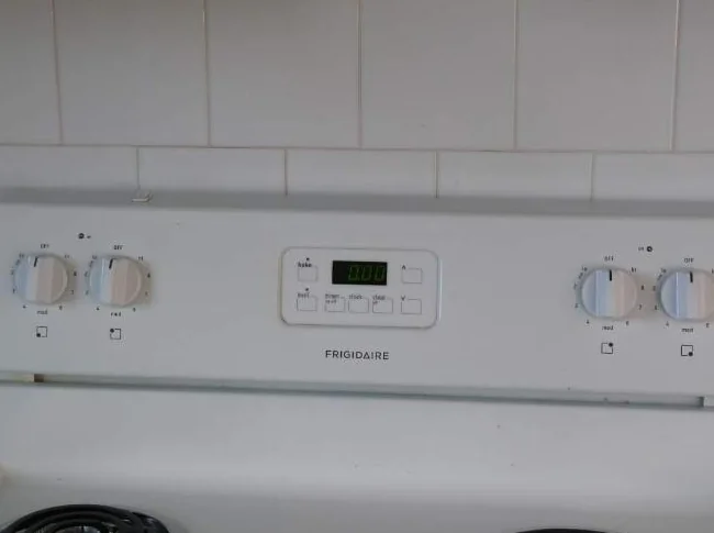 Cuisinière Frigidaire à vendre, Terrebonne thumbnail 2
