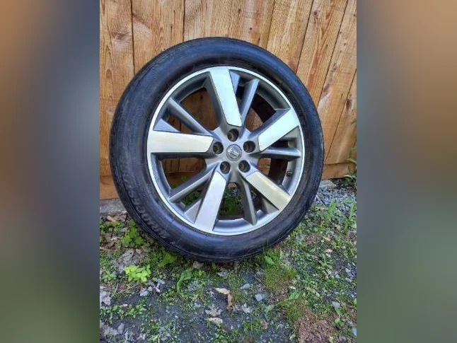 Nissan 4 Rim 20 pouces et 6 Pneus