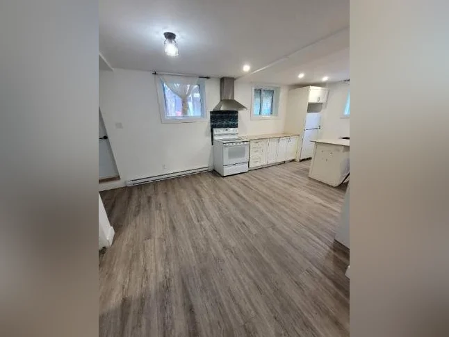 Logement 4 1/2 spacieux et rénové à Vaudreuil-Dorion avec stationnement thumbnail 2