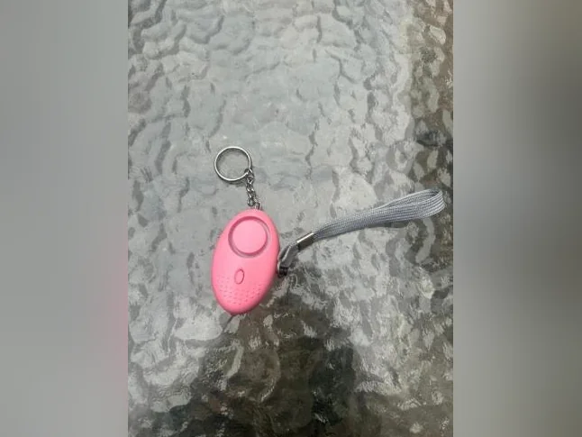 Porte clef avec alarme et lumiere pour femme