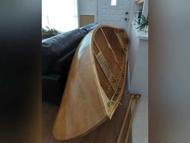 Canoe en bois de cèdre