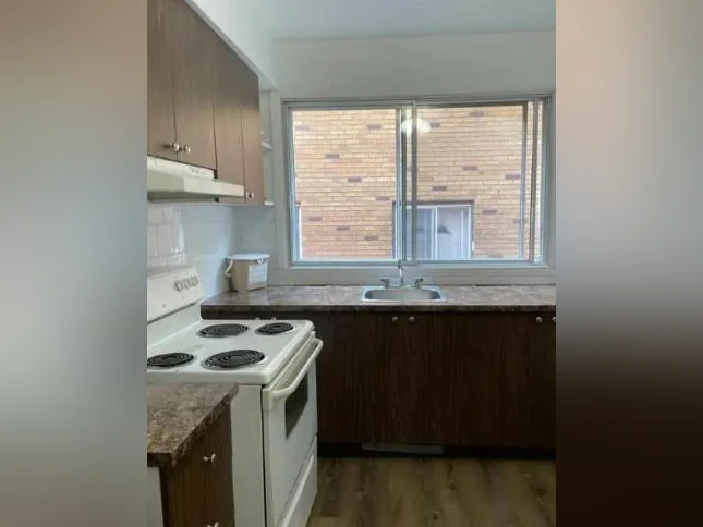GRAND 2 1/2 CHAUFFÉ DISPONIBLE DÈS LE 1ER AOÛT SUR LA RUE MARQUETTE DANS LA PETITE-PATRIE.