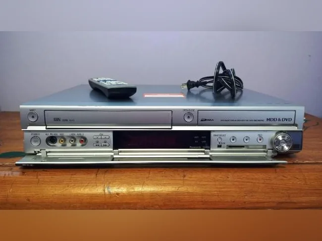 Lecteur enregistreur DVD,VHS,HDD,HDMI Panasonic avec télécommand thumbnail 2