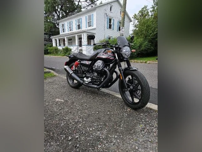 Moto Guzzi V7 Stone Special Edition 2023