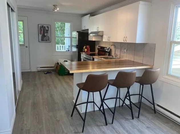 2 1/2 LOFT COMPLÈTEMENT RÉNOVÉ (HYDRO INCLUS) Disp. 1 juillet 26