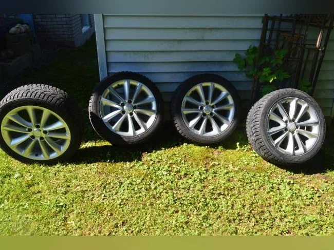 TOYO 235/45/18 Pneus d'hiver sur mag de compagnie