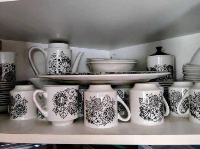 set de vaisselles 12 (1 anse de tasse casse)