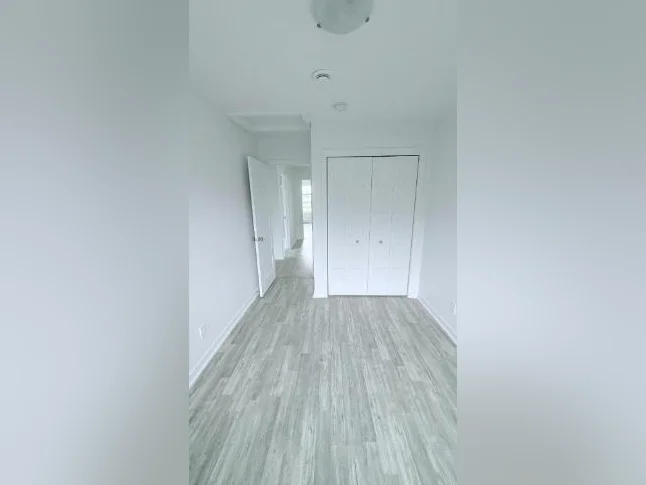 TRÈS GRAND 5½ NEUF (2022) 1 300 pi² Saint-Hubert | Disponible 1er août 1950$/mois thumbnail 5