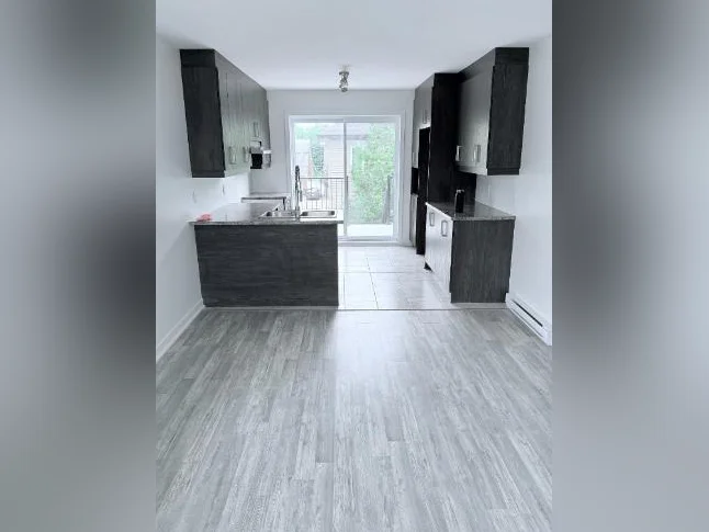 TRÈS GRAND 5½ NEUF (2022) 1 300 pi² Saint-Hubert | Disponible 1er août 1950$/mois