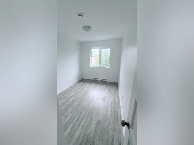 TRÈS GRAND 5½ NEUF (2022) 1 300 pi² Saint-Hubert | Disponible 1er août 1950$/mois thumbnail 4
