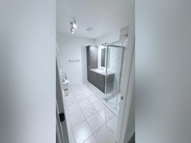 TRÈS GRAND 5½ NEUF (2022) 1 300 pi² Saint-Hubert | Disponible 1er août 1950$/mois thumbnail 10