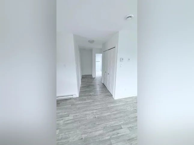 TRÈS GRAND 5½ NEUF (2022) 1 300 pi² Saint-Hubert | Disponible 1er août 1950$/mois thumbnail 3