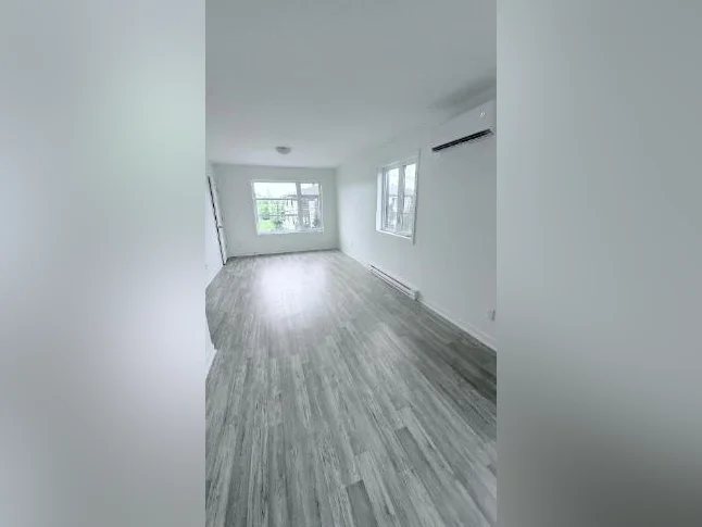 TRÈS GRAND 5½ NEUF (2022) 1 300 pi² Saint-Hubert | Disponible 1er août 1950$/mois thumbnail 2