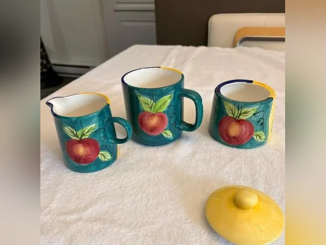Ensemble italien : tasse, sucrier et contenant à lait ou crème thumbnail 2